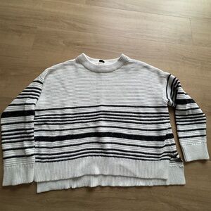 Women’s Roxy White and Black Striped Crewneck Cropped Sweater (Size XL)